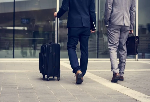 Hombres de negocios hablando con equipaje —  Fotos de Stock