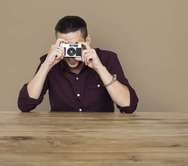 Homme prenant des photos sur la caméra tout en étant assis — Photo