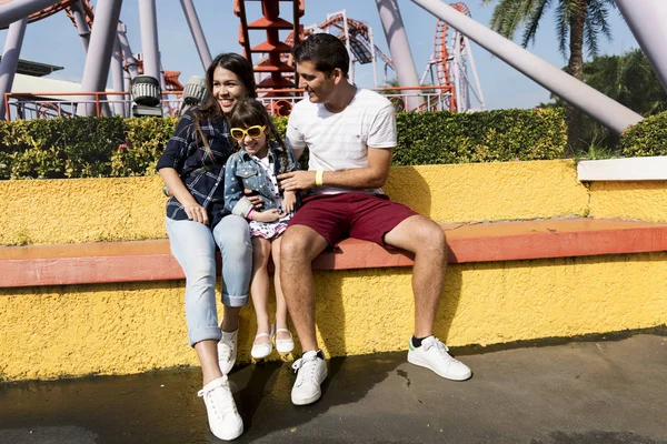 Famille s'amuser dans le parc d'attractions — Photo