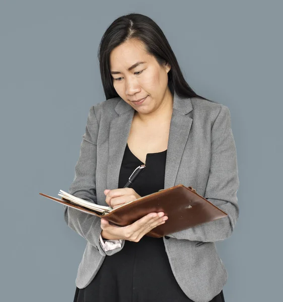 Aziatische vrouw schrijven in dagboek — Stockfoto