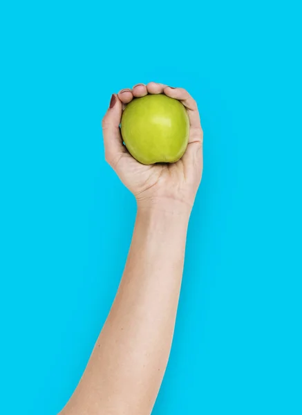 Рука тримає зелене яблуко — стокове фото