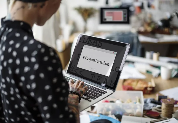 Laptopot használó nő a műhelyben — Stock Fotó