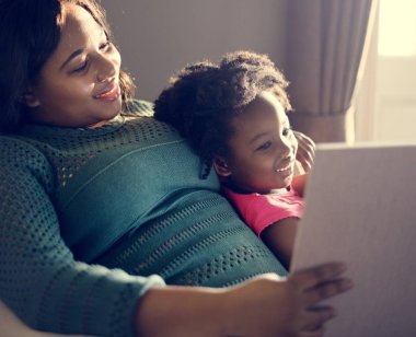 Anne kızıyla vakit geçiriyor.