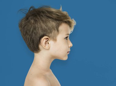 Çıplak göğüs ile küçük çocuk