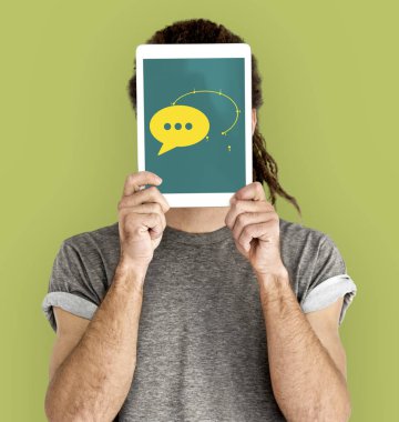 Dijital tablet kapsayan yüz tutan adam