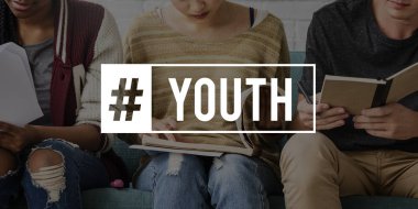 Öğrenciler kitaplarla çalışıyorlar.