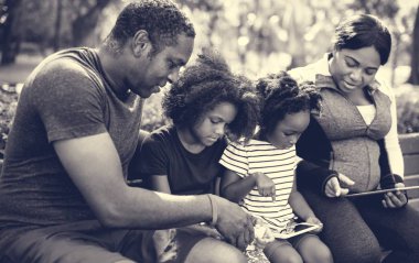 Dijital cihazlar kullanarak aile