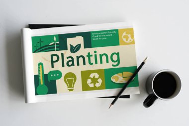 boyama kitabı ve kahve fincanı