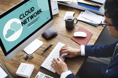 bilgisayarla çalışma iş adamı