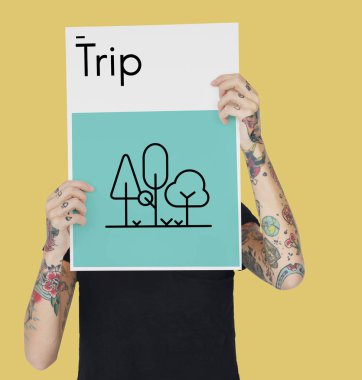 Dövmeli kişi holding afiş. 