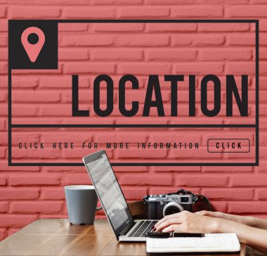 Dizüstü bilgisayarda yazı yazan kadın elleri 