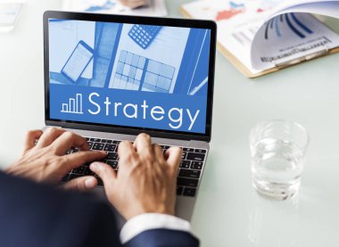 Bilgisayarla çalışan bir iş adamı