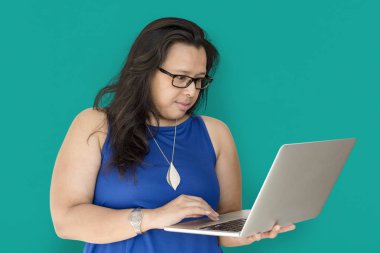 Dizüstü bilgisayar kullanan kadın 