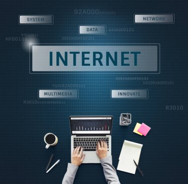 laptop ile çalışan kişi 