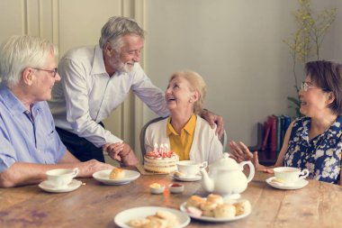 Üst düzey insanlar doğum günü kutlamak
