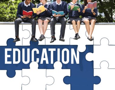 Öğrenciler kitap okuyor