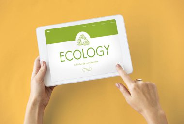 kişi holding dijital tablet