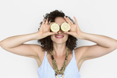 limon parçaları ile gülümseyen kadın