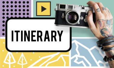 Dövmeli kişi holding kamera