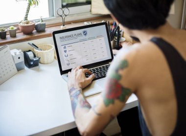 Dövmeli adam laptop çalışma