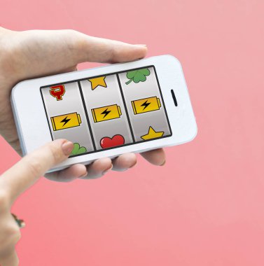 Akıllı telefon tutan kadın