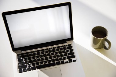 çalışma alanı tablo açılan laptop