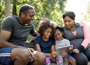 Dijital tablet kullanan aile