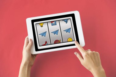 kişi holding dijital tablet