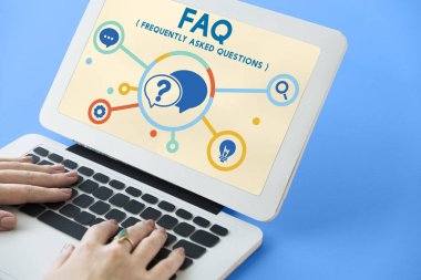 Dizüstü bilgisayarda yazan kadın klavyesi