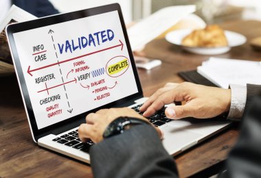 tipik dizüstü klavye üzerinde işadamı