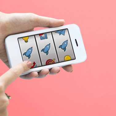 Akıllı telefon tutan kadın