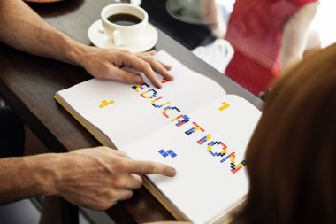 Adam açık kitap işaret