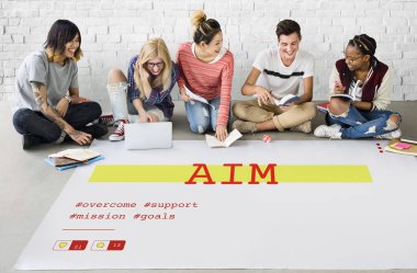 öğrenciler proje üzerinde birlikte çalışma