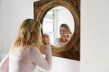 Dişlerini fırçalayan kadın