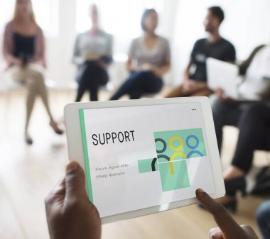 Dijital tablet kullanan kişi