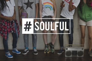 Duvara yakın duran çok ırklı rahat insanlar