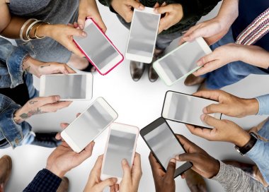 Cep telefonları holding eller