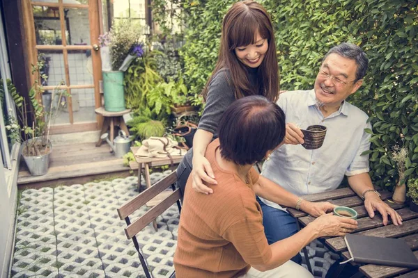 가족 얘기 하 고 차를 마시는 — 스톡 사진