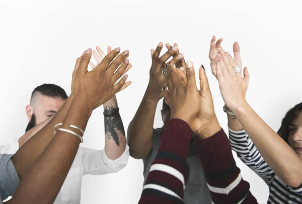 Les gens applaudissent les mains — Photo