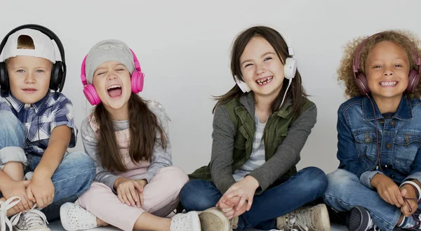 Skupina dětí v sluchátka — Stock fotografie