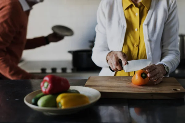 Casal sênior cozinhar alimentos — Fotografia de Stock