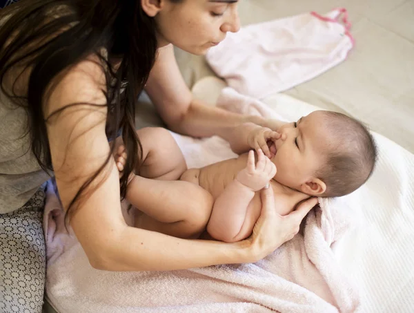 Mère prenant soin du bébé — Photo