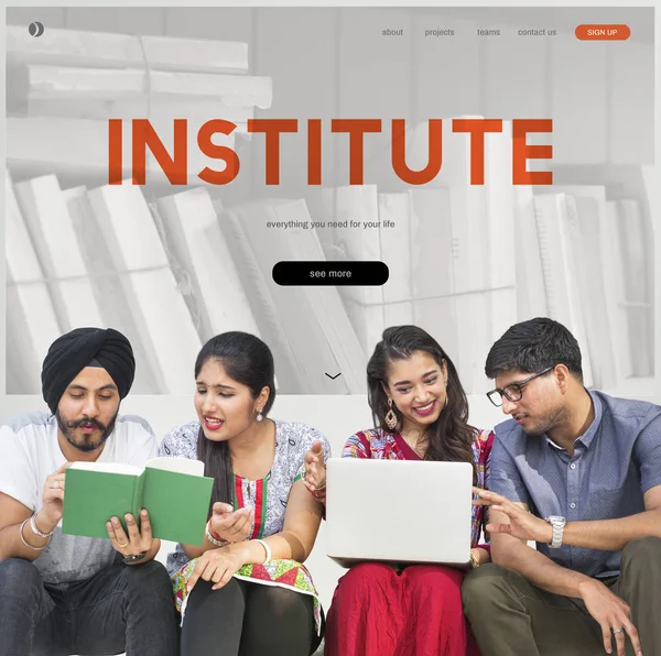Unga indiska studenter arbetar tillsammans — Stockfoto