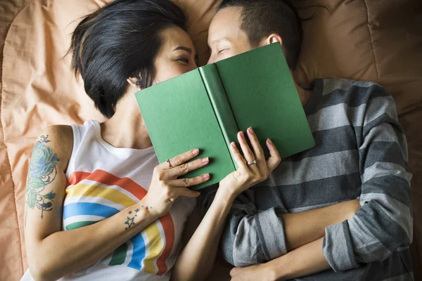 Ásia lésbicas casal com livro — Fotografia de Stock