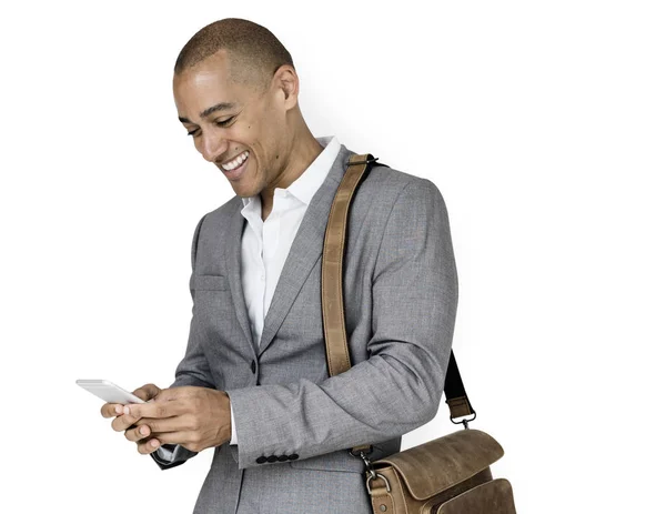Empresario que lleva el bolso y la navegación móvil — Foto de Stock