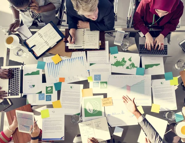 Mensen op de werkplek tabel — Stockfoto