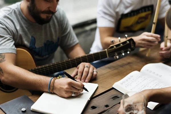 Homem toca guitarra — Fotografia de Stock