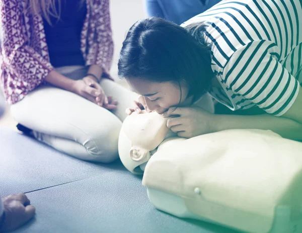 Menschen bei Erste-Hilfe-Schulung — Stockfoto