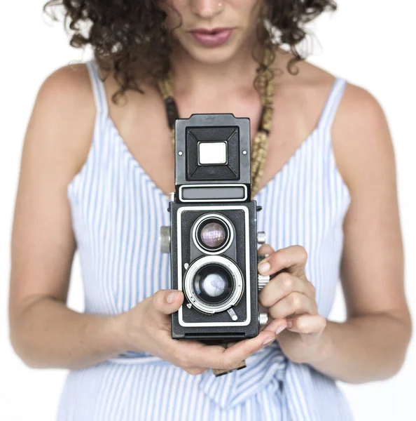 Frau mit Retro-Fotokamera — Stockfoto