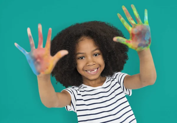 Mädchen zeigt Handflächen mit Farbflecken — Stockfoto